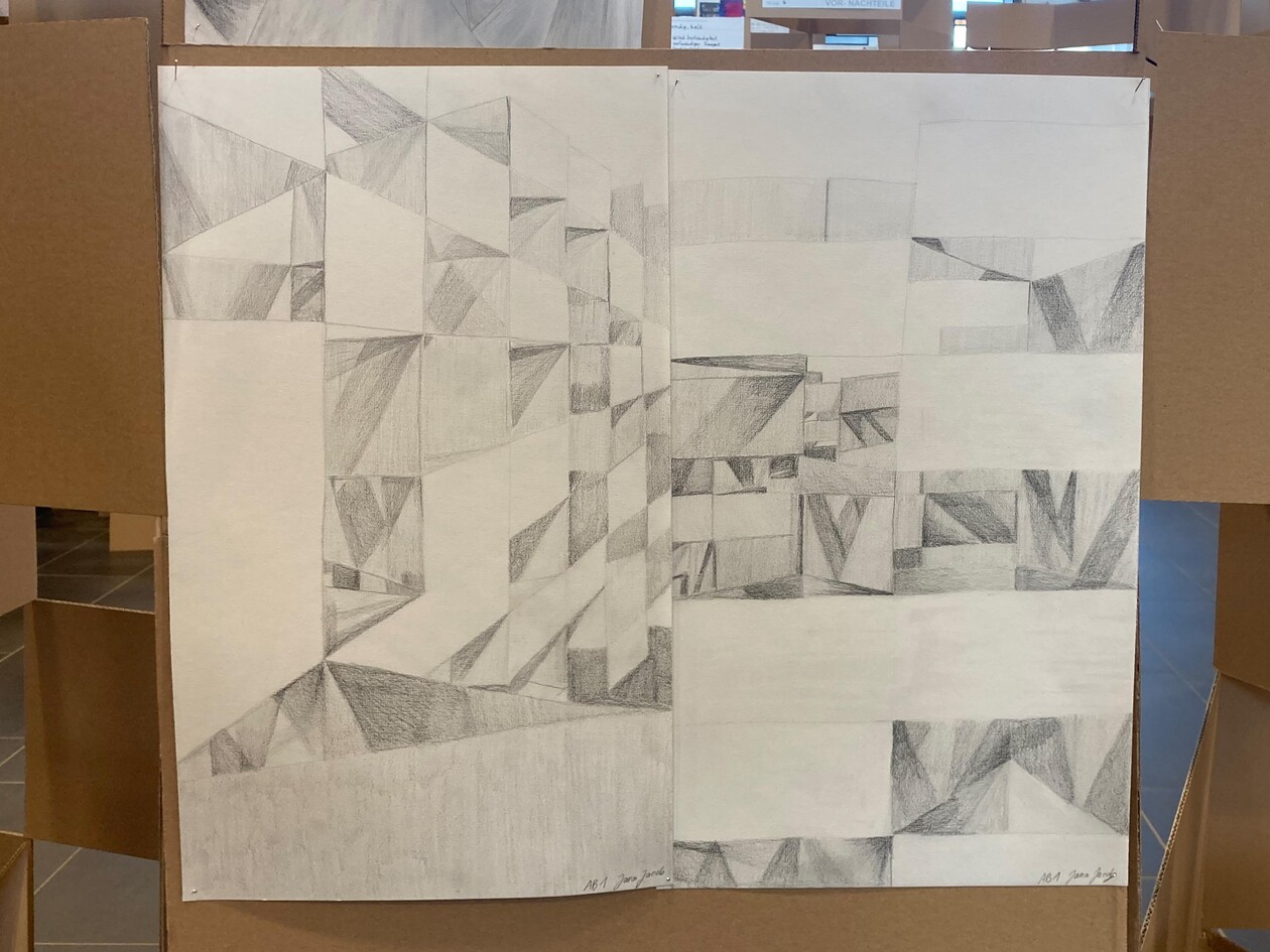 Bleistiftzeichnung einer geometrischen, abstrakten Architekturstruktur.