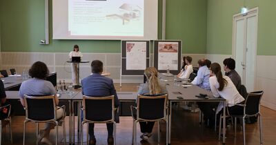 Eine Studentin stellt ihre Abschlussarbeit im Kieler Landtag vor.