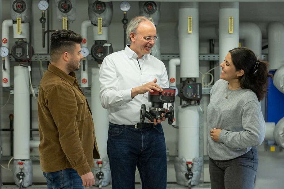 Persönliche Betreuung und praxisnahe Lehre an der TH Lübeck Professor erklärt Studierenden technische Komponente im Technikraum der TH Lübeck