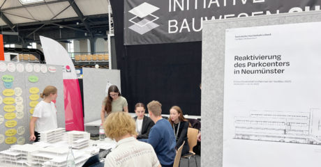 Studierende arbeiten an architektonischen Modellen 