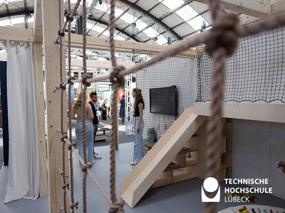 Einblick ins Kindergartenmodul Blick in das Innere des Kindergartenmoduls durch ein Kletternetz