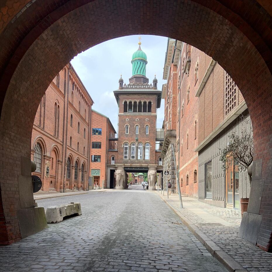 Backsteintunnel mit Blick auf einem alten Turm