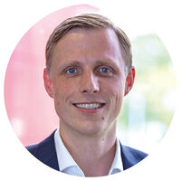 Lächelnder blonder Mann mit blonden Haaren