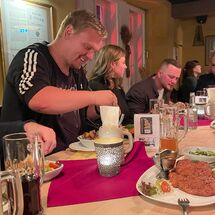 Drei Personen sitzen im Restaurant und Essen