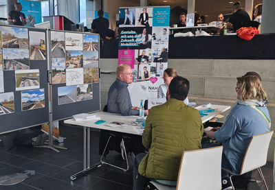 Studierende im Gespräch beim 4. Speeddating im BAUFORUM der TH Lübeck