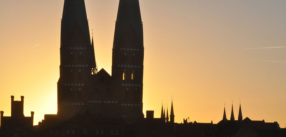 Zwei Kirchtürme im Sonnenaufgang