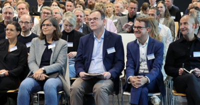 Eine Gruppe von Menschen hört einem Vortrag zu 