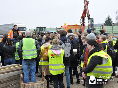 Eckhard Templin, LBV-Sachgebietsleiter erklärt die Baustelle Schritt für Schritt. Foto: TH Lübeck