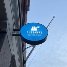 Ausfahrtsschild mit Schriftzug Ausfahrt Coffee Shop