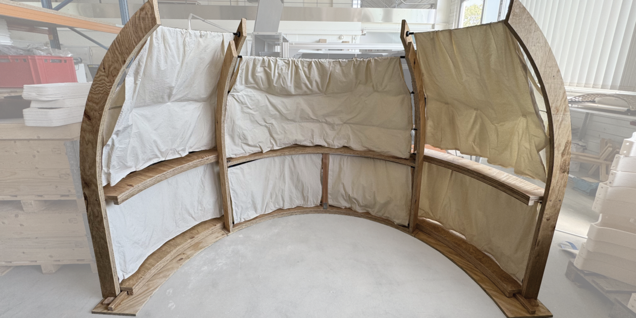 Konzept Privacy Screen 2.0 Bauchiges Holzgestell mit Stoffwänden