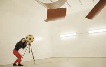 Studentin positioniert einen Dodekaeder-Lautsprecher für raumakustische Messungen im Hallraum der TH Lübeck.