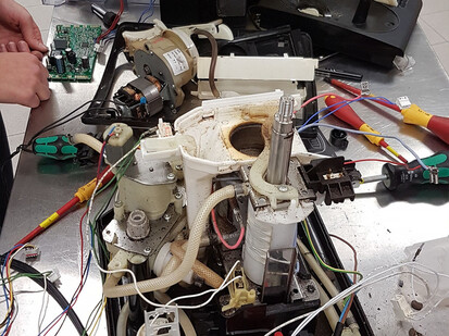 Komplexes Innenleben einer Kaffeemaschine Hier sieht man eine Kaffeemaschine und ihr überraschend komplexes Innenleben.