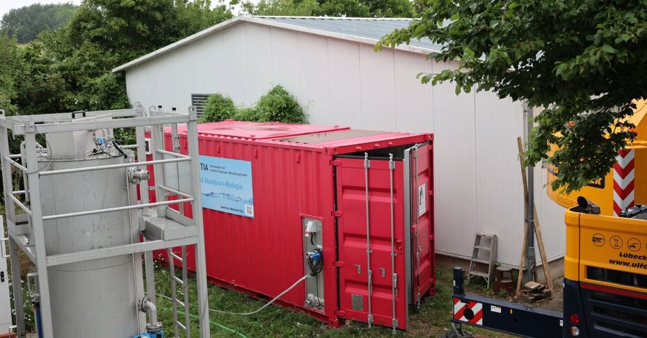 Links im Bild sind der Turm und der rote Container, rechts der Kran.