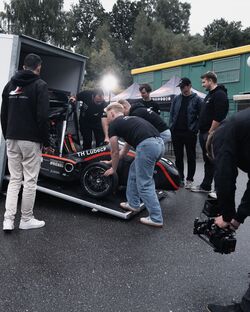 Der Rennwagen der Seagulls Lübeck wird von Teammitgliedern in einen Transport-Anhänger geschoben