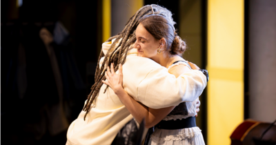 Zwei Personen umarmen sich