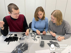 Studierende der Biomedizintechnik bauen ein Interferometer 