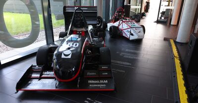 Rennwagen SG05 steht auch im Bauforum.