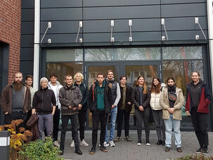 Studierende bei einer Exkursion zur Firma Sauer in Kiel, die Kompressoren 