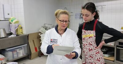 Eine Wissenschaftlerin und eine Schülerin unterhalten sich.