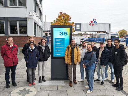 Exkursion zur Firma Mocom Studierende erhielten bei der Firma Mocom Einblicke in Themen wie Unternehmensstruktur, Projektabwicklung, kundenspezifische Produktentwicklung, Forschung und Entwicklung und Nachhaltigkeit.