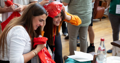 zwei Frauen packen Geschenke aus