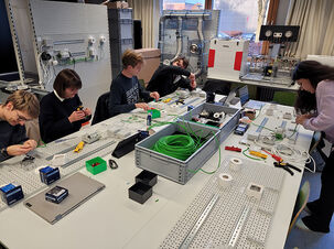 Studierende im NGBSpace installieren KNXX Systeme