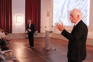 Gastprofessor Gerhard Matzig und Senatsbaudirektor a.D. Prof. Dr. Hans Stimmann (rechts) beim grandiosen Auftakt von „Satellite of Science“. Foto: TH Lübeck