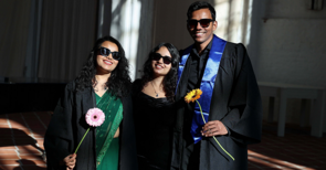 Absolventinnen und Absolvent bei Graduierungsfeier der TH Lübeck mit Blumen