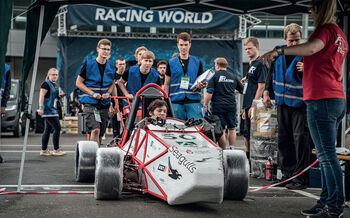 Das Studierenden-Rennteam Seagulls der TH Lübeck mit ihrem Rennwagen auf der Rennstrecke