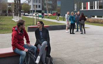 ['English'] Studierende der TH Lübeck unterwegs auf dem Campus der Hochschule