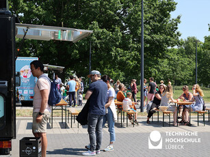 Versorgung durch Eis, Crepes und Burgern Menschen stehen an einem Burger.Stand Schlange