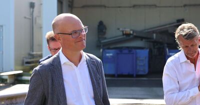 Mann mit Brille lächelt.