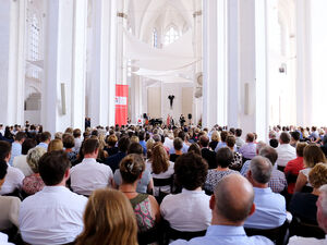 Über 600 Gäste und Absolvent*innen in der Lübecker Hochschulkirche St. Petri. Foto: TH Lübeck/N. Gawlik