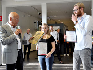 Der aik-Präsident überreicht den ersten Preis die Architekturstudentin Judith Kahl und den Bauingenieurstudent Marcel Schuldt. Foto: TH Lübeck
