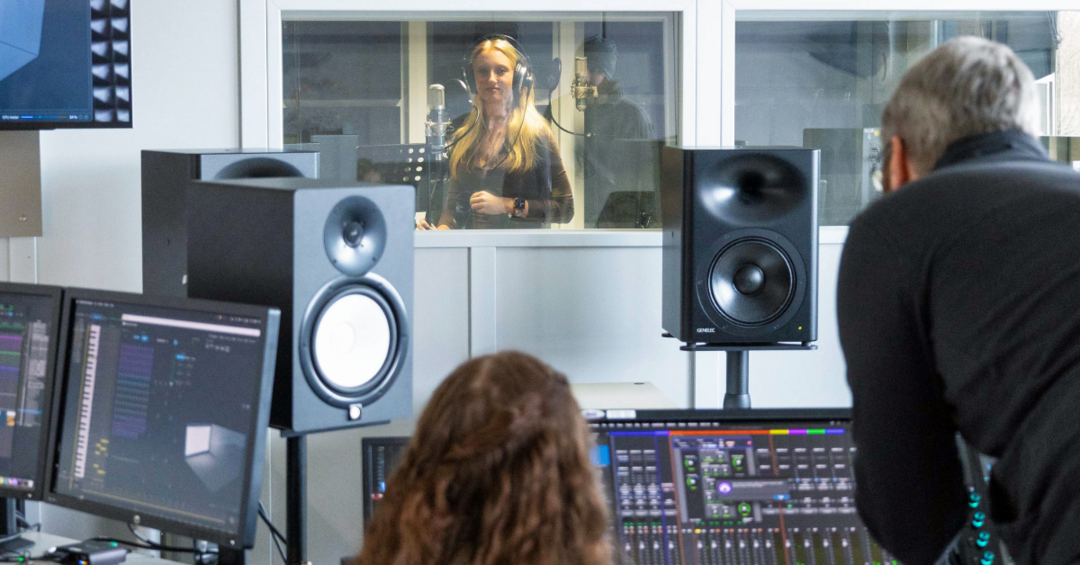 Menschen in einem Audiolabor