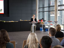 Alumna Jennifer Rohlfs berichtet von ihrem Berufsalltag bei der Firma Hela. Foto: TH Lübeck