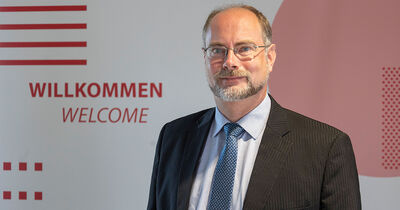 Das Bild zeigt Prof. Martin Roeder