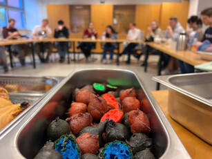 Kreatives Backen und interaktive Workshops bei der Projektwoche 2024 der TH Lübeck Bunte Backwaren im Fokus, während Studierende der TH Lübeck in einem Seminarraum an der Projektwoche 2024 teilnehmen.