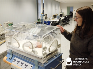 Tabea Volpert erklärt in einem Labor der TH Lübeck, was sie an Inkubatoren so fasziniert. Foto: TH Lübeck 