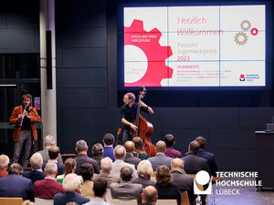 Das Duo PaBaMeTo sorgte für einfühlsame und beschwingende Klänge bei der Feier zur Verleihung des Possehl-Ingenieurpreises 2023 im gut besuchten Bauforum der TH Lübeck.