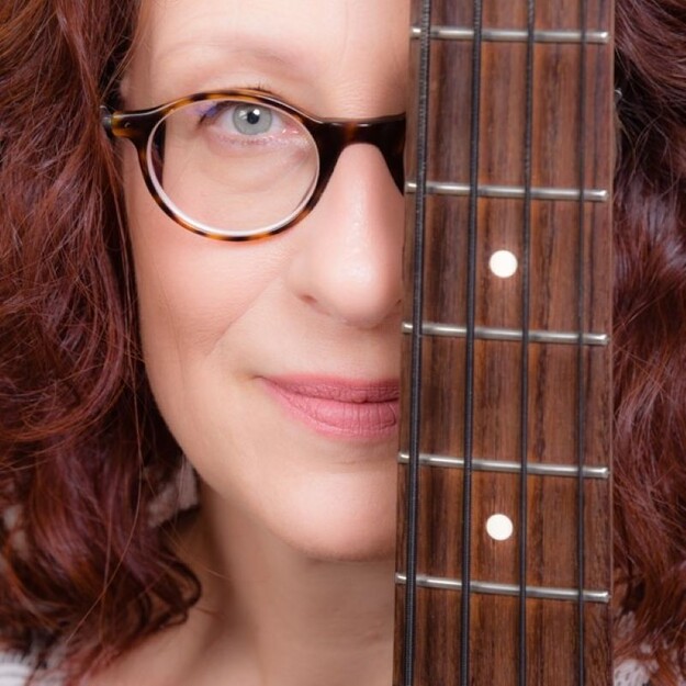 Ein Frauenporträt Eine Frau im Porträt mit Bass