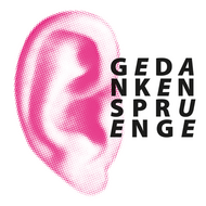 ['English'] Das Logo des Podcasts Gedankensprünge zeigt ein in Magenta eingefärbtes Ohr. Daneben steht der Text: Gedankensprünge