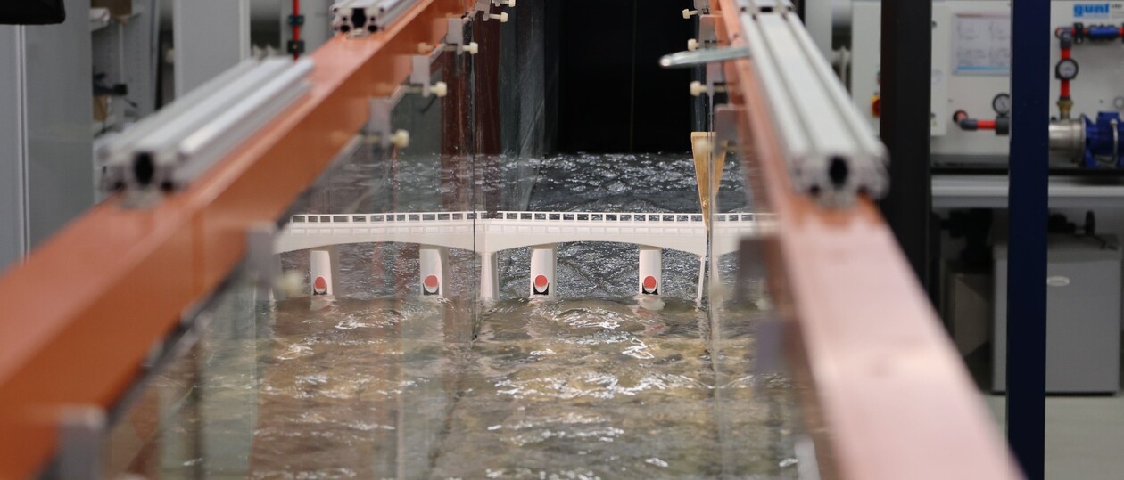 Labor-Strömungskanal mit fließendem Wasser und Brückenmodell.