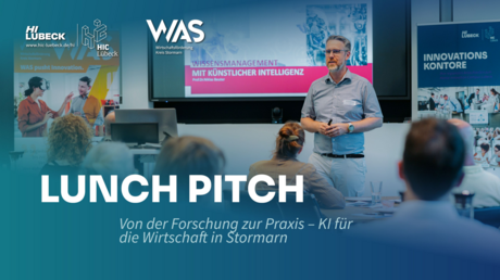 Präsentation zum Thema Künstliche Intelligenz beim Lunch Pitch mit Publikum und Infoplakaten.