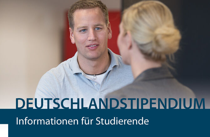 Zwei Personen im Gespräch und Schriftzug Deutschlandstipendium
