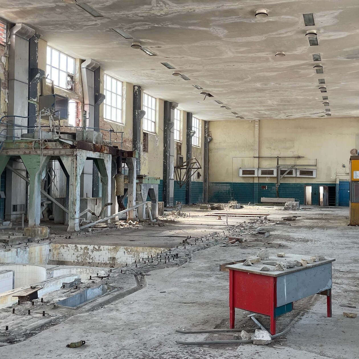 Halle Verwahrloste Halle von innen mit verlassenem Schreibtisch
