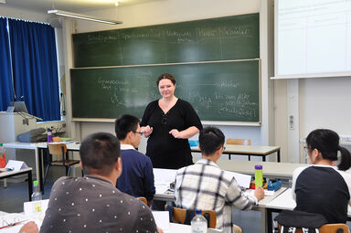 Deutschlehrerin Dorle Stecher unterrichtet in Kleingruppen. Foto: TH Lübeck