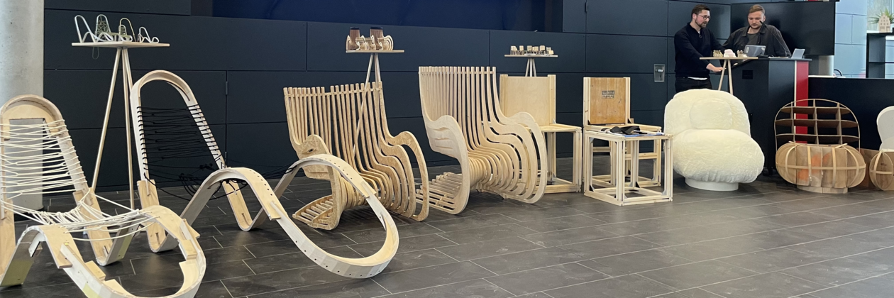 Pappmöbel Reihe von modernen Holzstühlen und Designmöbeln in einer Ausstellungshalle.