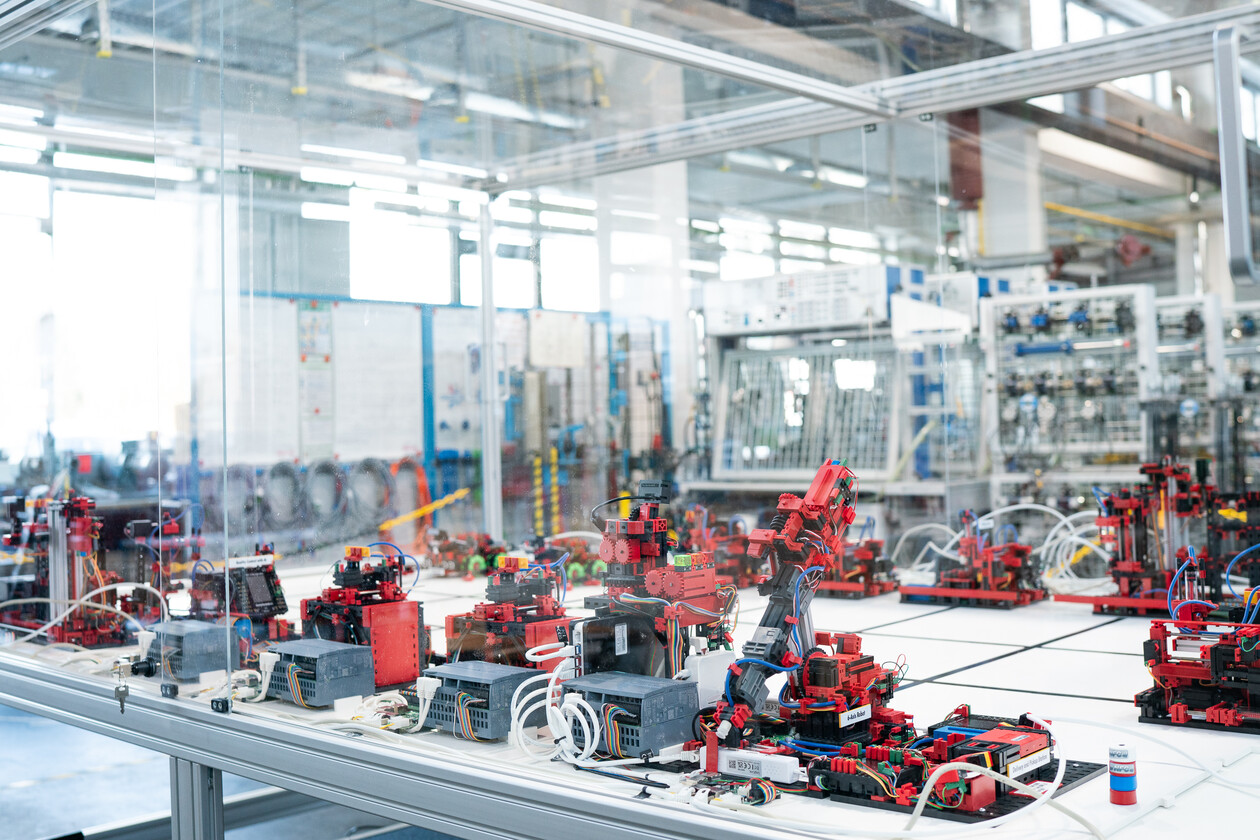 Werkstattraum mit kleinen Fischertechnikrobotern für Automatisierungstechnik