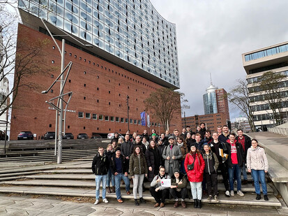 Exkursion zur Elbphilharmonie Studierende vor der Elbphilharmonie in Hamburg